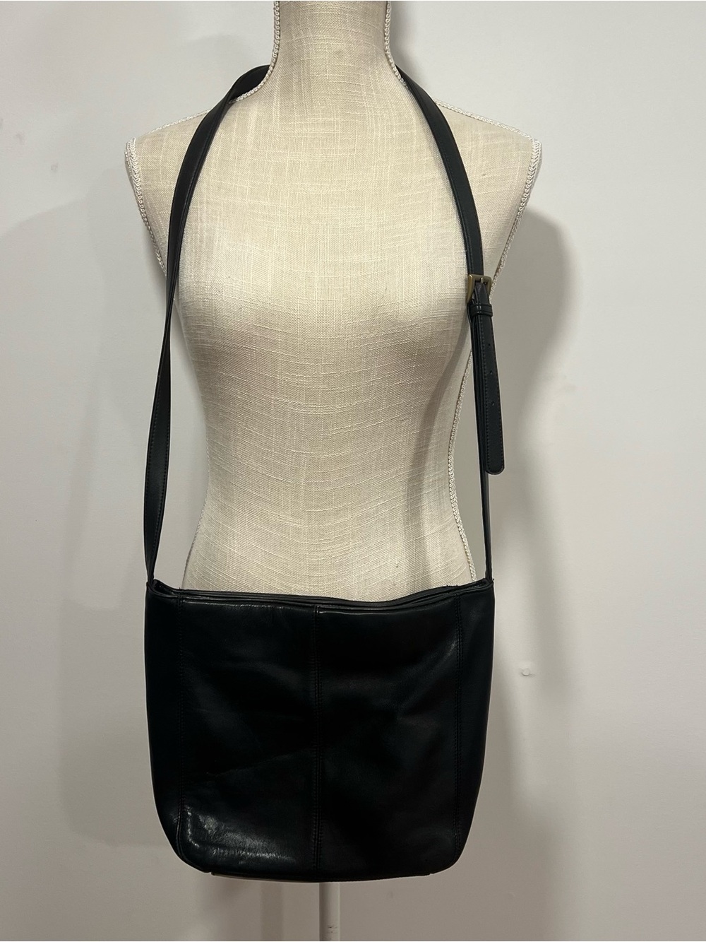 Vintage Liz Claiborne Black Leather Crossbody Bag - Sleek Everyday Shoulder Bag
